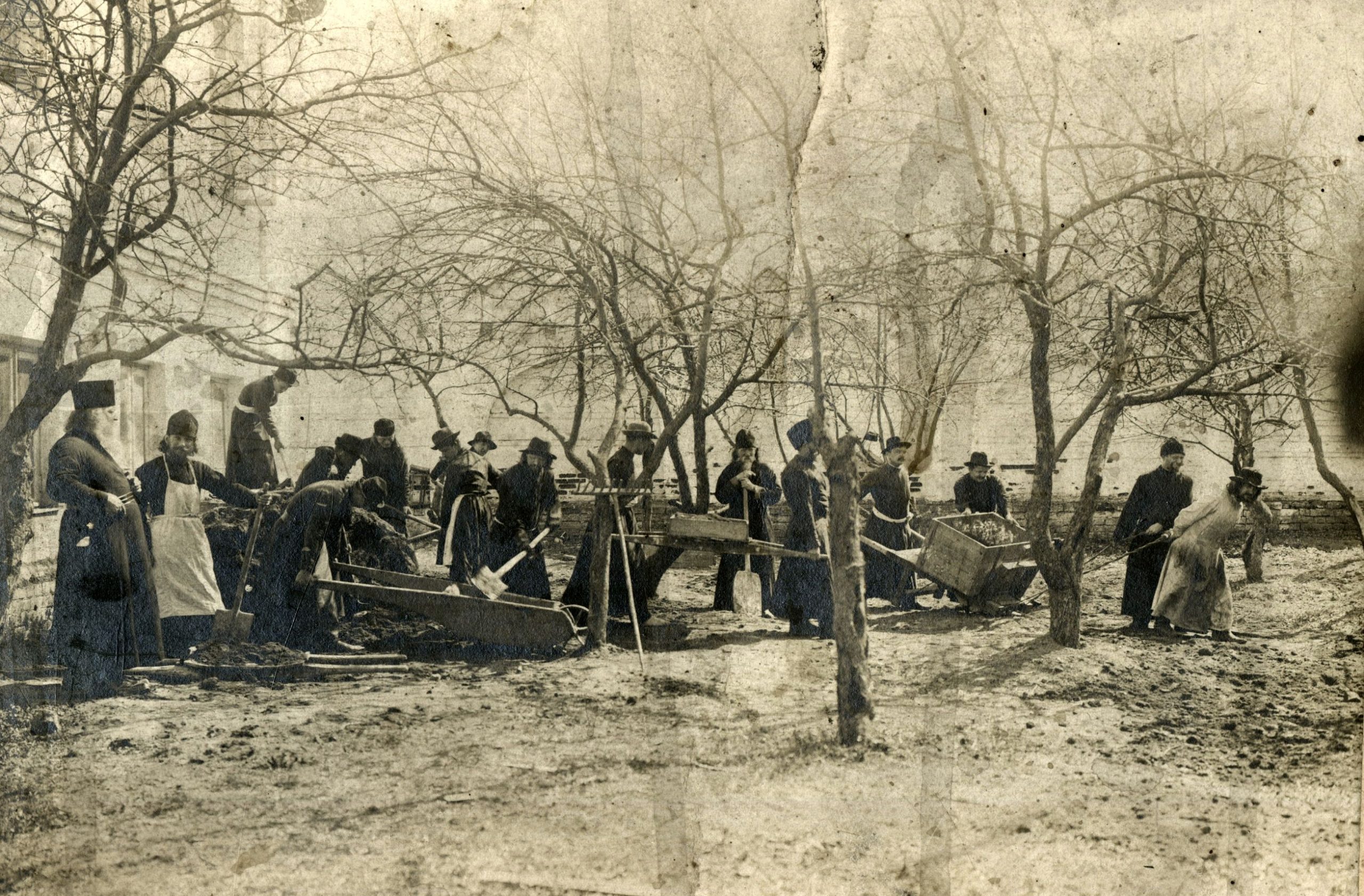 Уборка территории в Муромском Благовещенском монастыре 1914 , Россия , Владимирская область , Муром Уборка территории в Муромском Благовещенском монастыре 1914 , Россия , Владимирская область , Муром
