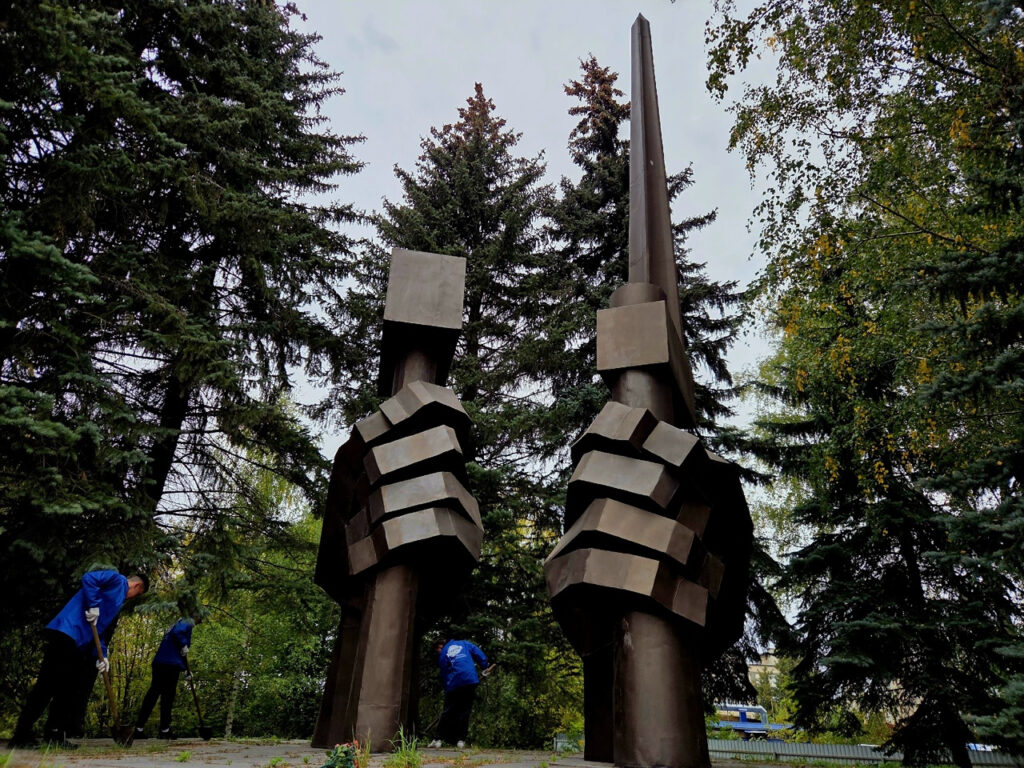 Юные волонтеры привели в порядок территорию памятника Муроммашзавода