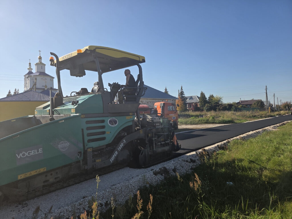 Около двух километров асфальта уложила администрация округа Муром в Молотицах