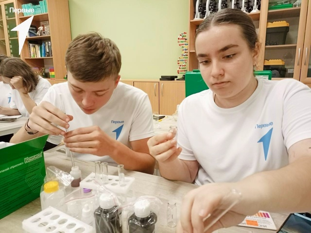 Ученики Якиманской школы пытаются улучшить почву на пришкольном участке