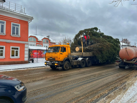 Транспортировка главной ёлки Мурома по городу