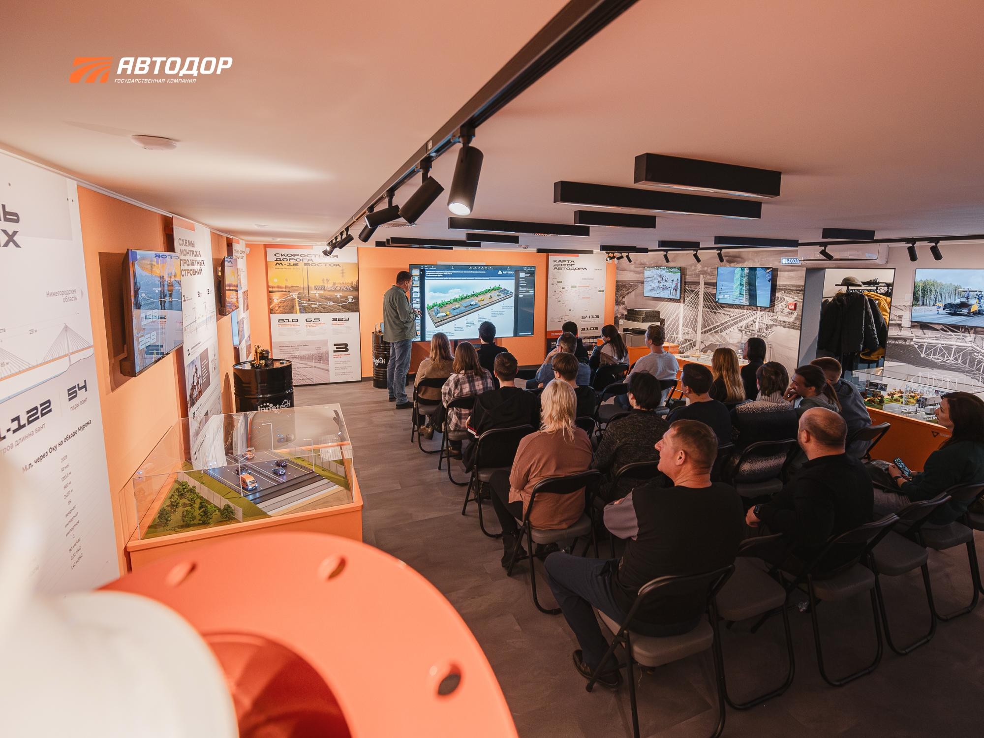 Экспонаты музея дорожного строительства на М-12» />
<figcaption class=