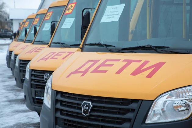 Новый школьный автобус в сельской местности