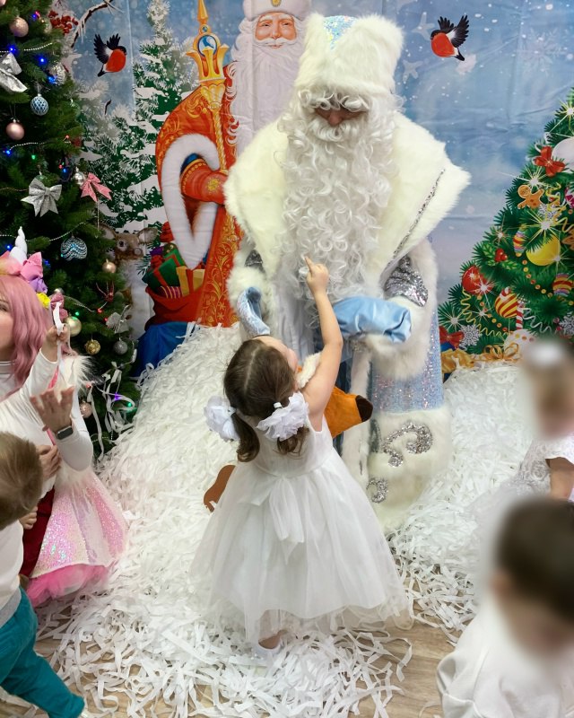 Дети получают подарки от сотрудников СК России