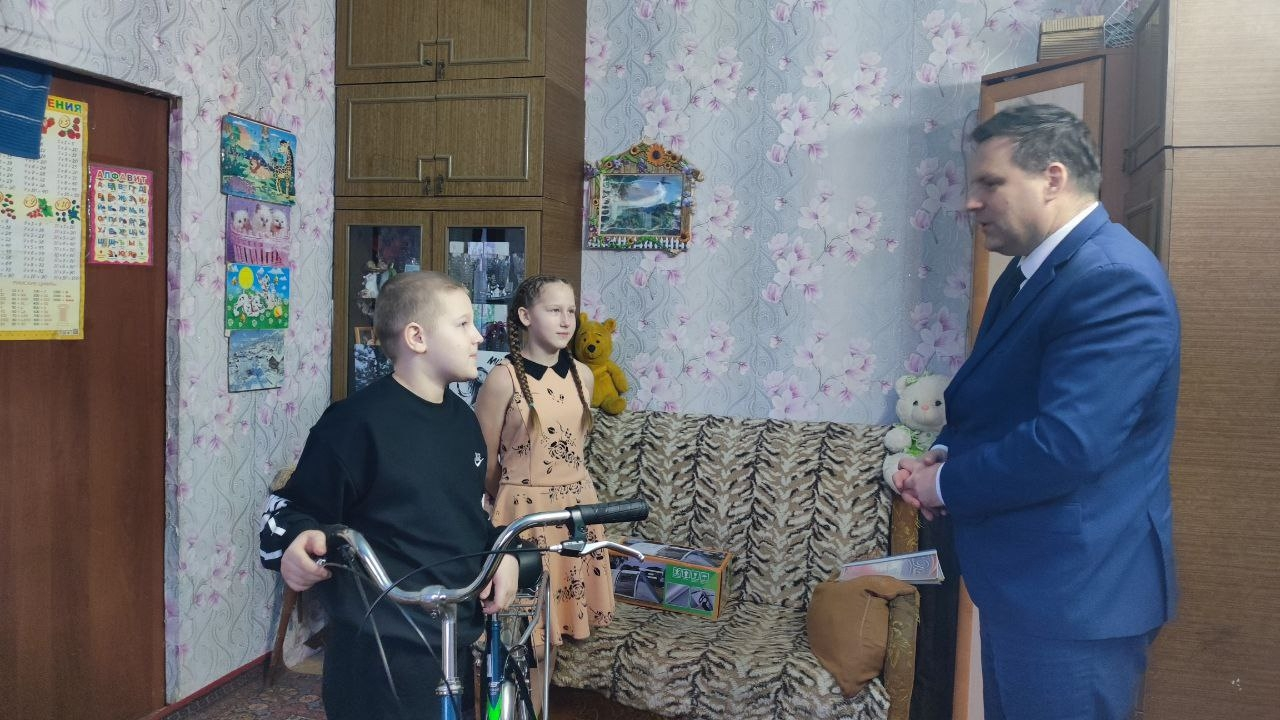 Евгений Рычков и дети с подарками