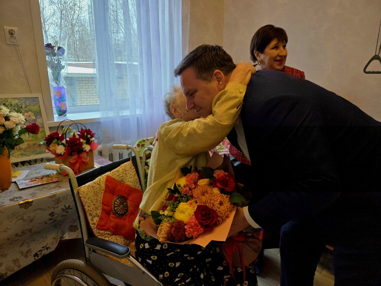 Евгений Рычков и другие официальные лица поздравляют Ефросинью Сумник с 103-летием