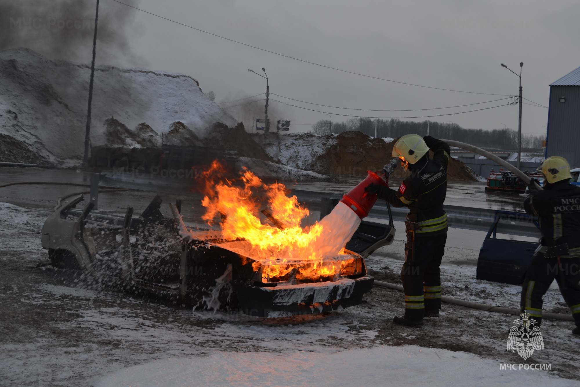 Сотрудники МЧС на учениях по ликвидации ДТП на трассе М-12