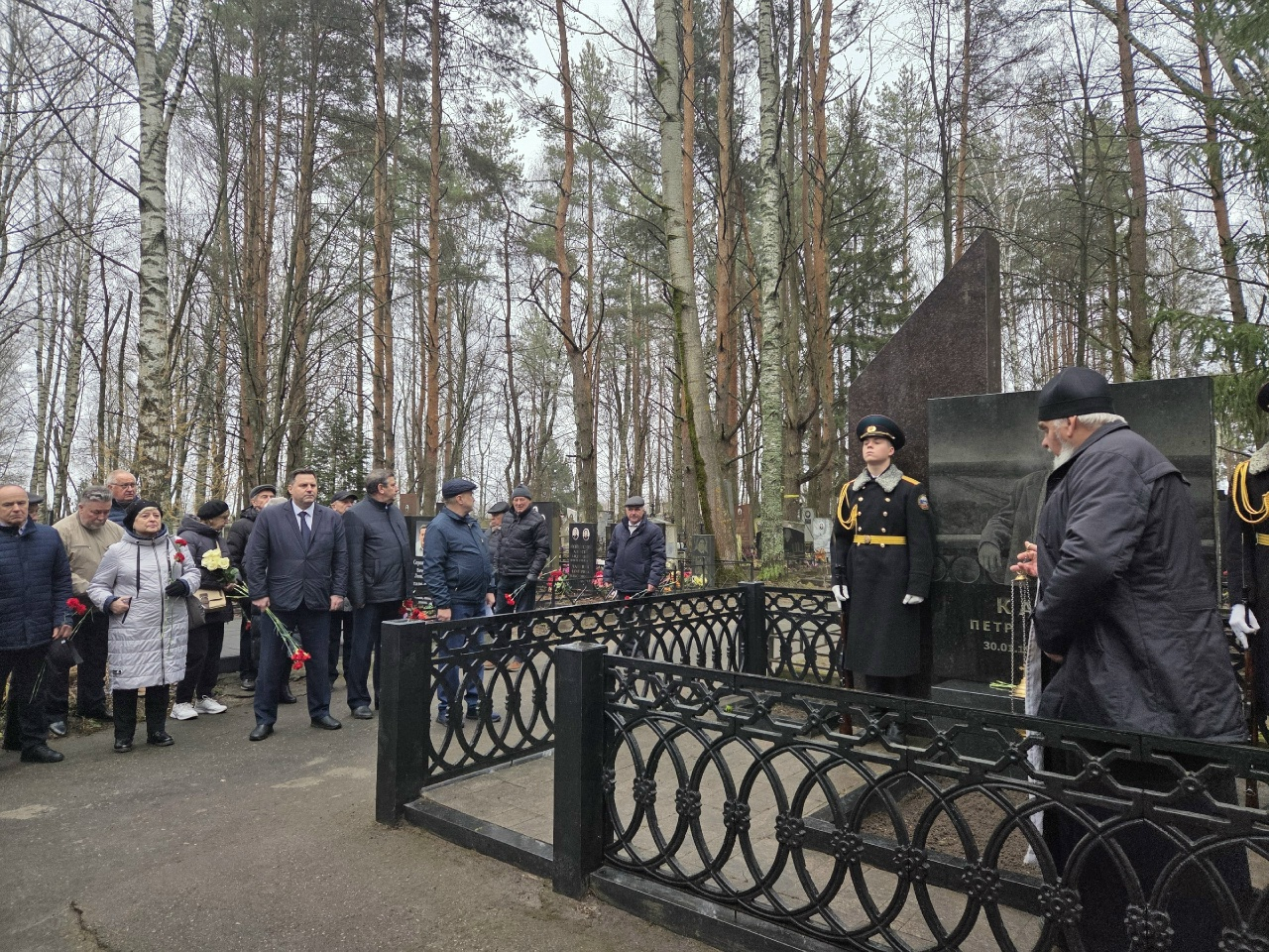 Возложение цветов у памятника Петру Каурову
