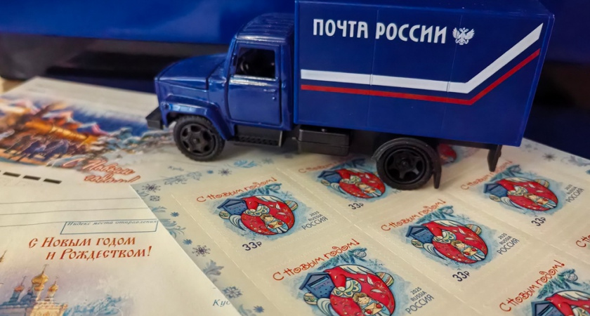 Праздничная почтовая марка с изображением красной лошади, зимнего узора и почтового ящика