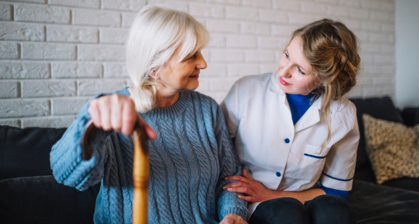 Социальный работник помогает пожилому человеку