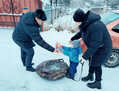 Игорь Зинин с подарками для детей