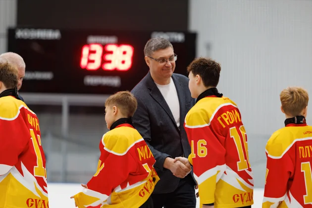 Участники турнира с кубками и наградами