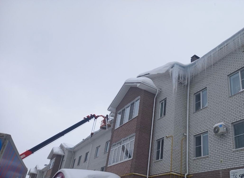 Заснеженные крыши домов в Муроме с опасными сосульками