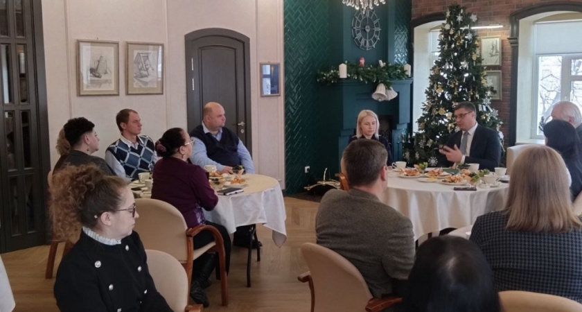 Губернатор Александр Авдеев во время встречи с журналистами