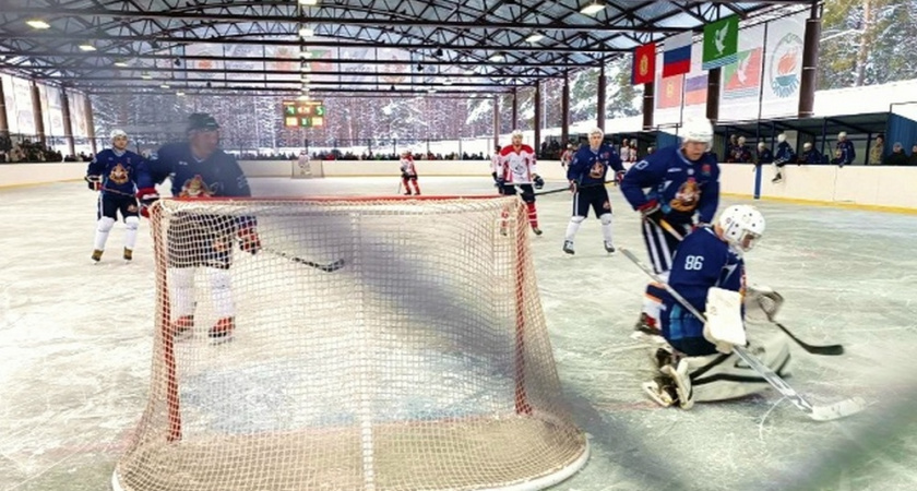 Юные хоккеисты на льду во время турнира