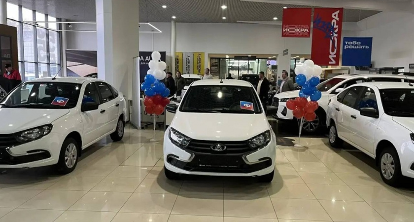 Три автомобиля Lada Granta, врученные пострадавшим на производстве жителям Владимирской области