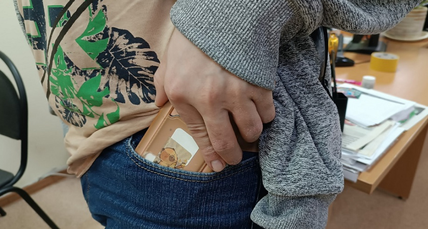 Иллюстрация к новости о краже телефона на предприятии в Муроме