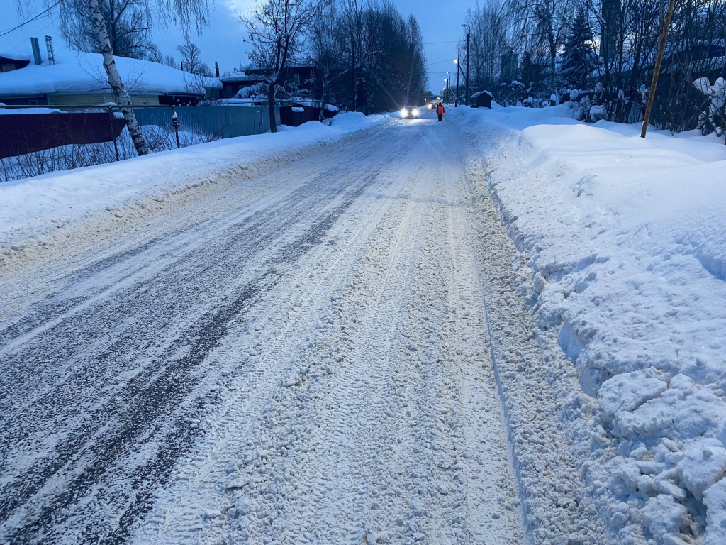 Снежная гора у магазина в Муроме, сужающая проезд