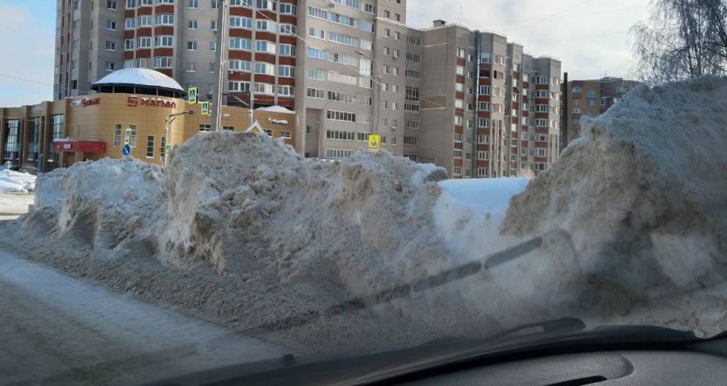 Высокие сугробы на улице Сперанского во Владимире