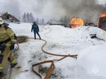 Работа пожарных на месте происшествия в Бердищево