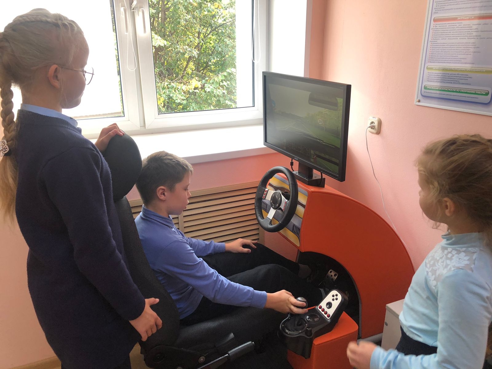 Ребенок использует VR-очки в Муромском центре