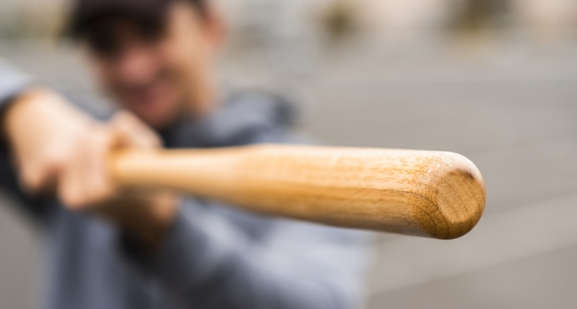 Иллюстрация конфликта у ночного кафе