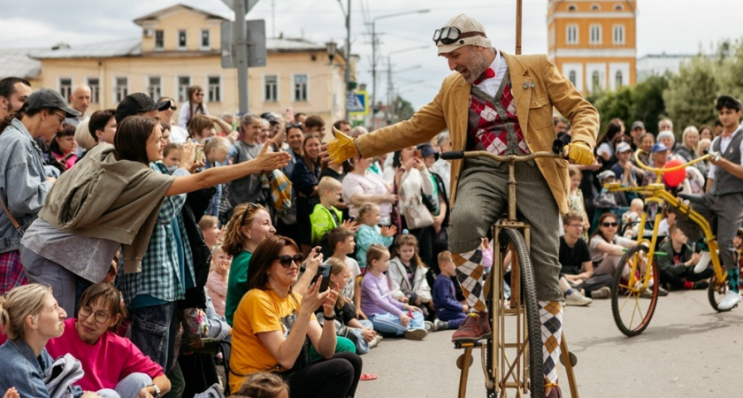 Афиша или символическое изображение Всероссийского фестиваля уличных театров в Муроме