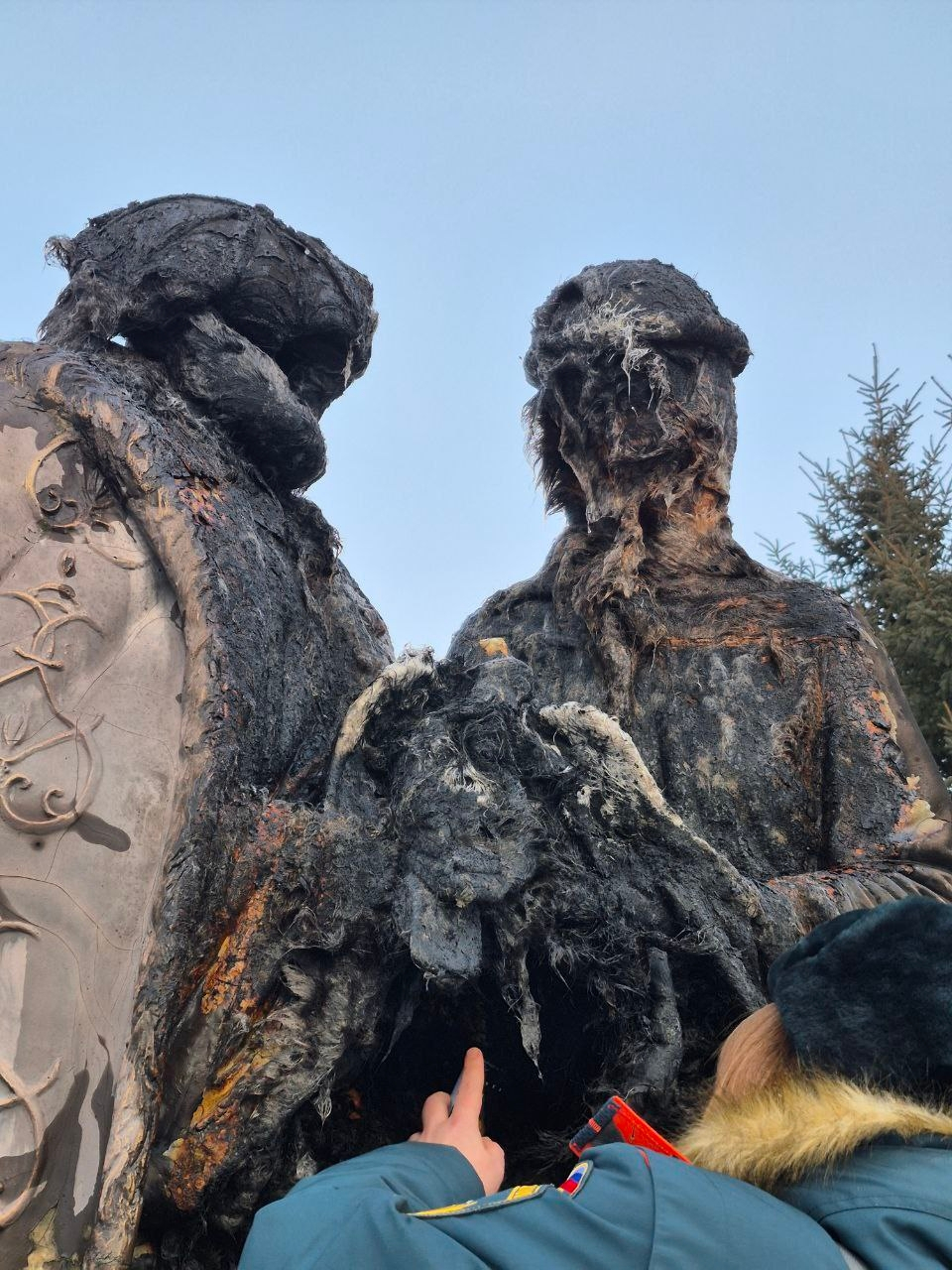 Памятник Петру и Февронии после пожара в Биробиджане