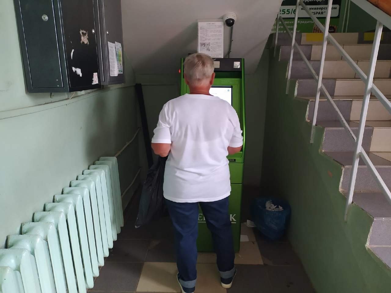 Логотип Сбербанка и информация об изменении режима работы