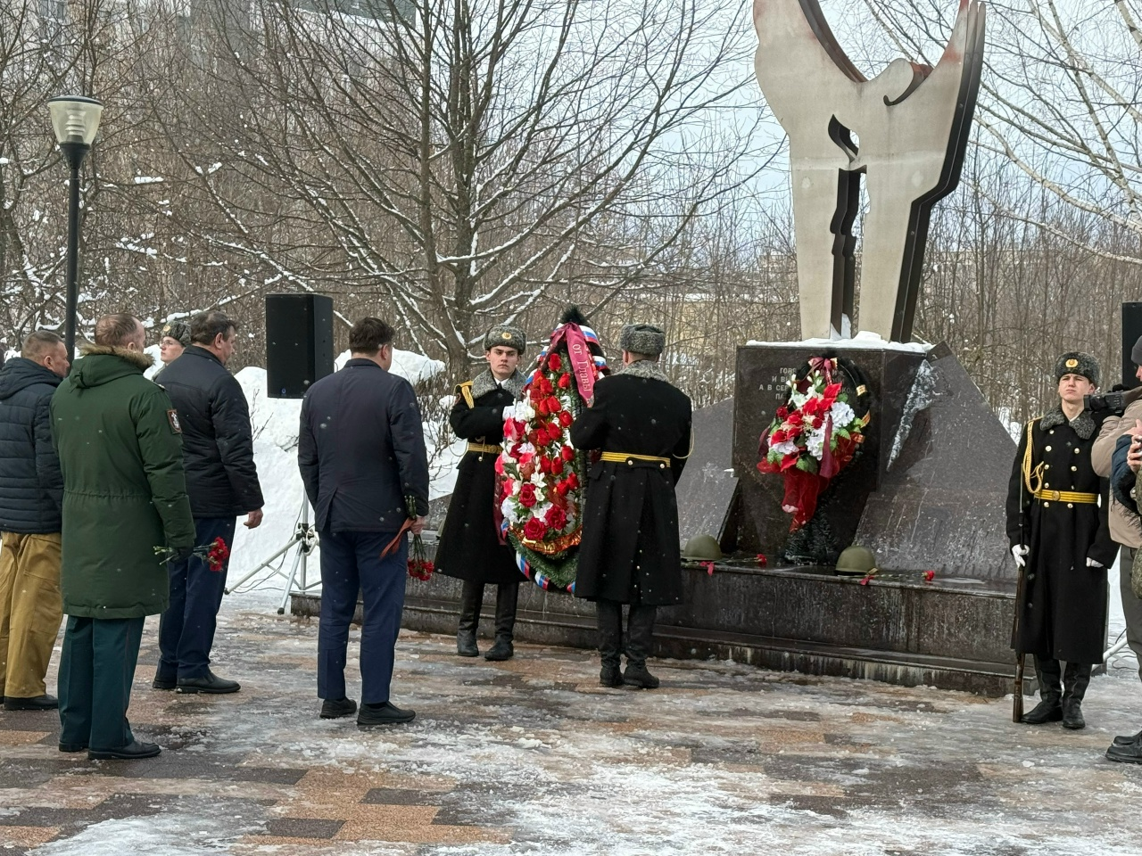 Митинг у памятника Скорбящий ангел в Муроме в честь воинов-интернационалистов