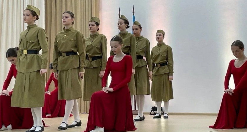 Участники конкурса военной и патриотической песни в Гусевском стекольном колледже