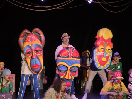 Артисты спектакля Айболит и Бармалей на сцене