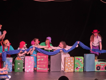 Момент из спектакля с участием артистов