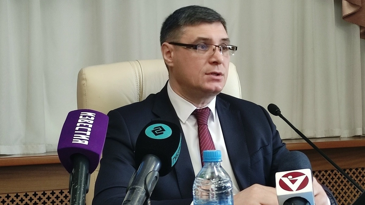 Губернатор Александр Авдеев награждает жителей региона