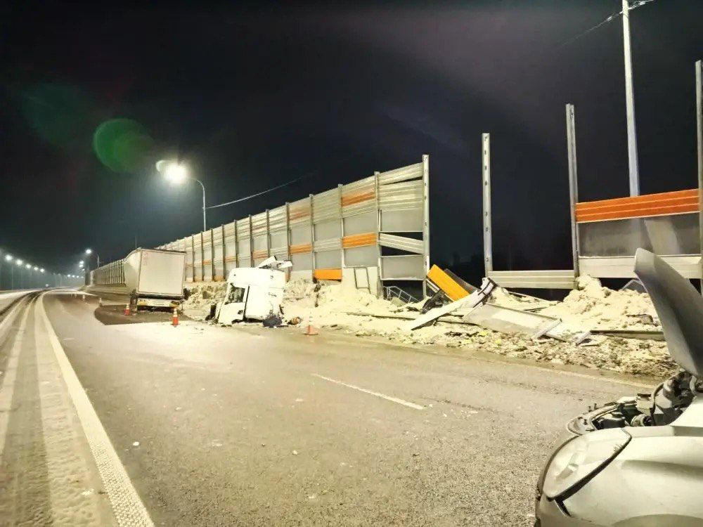 Повреждённые автомобили после столкновения на трассе М-12