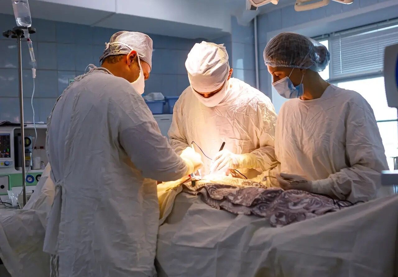 Врачи ОКБ проводят операцию
