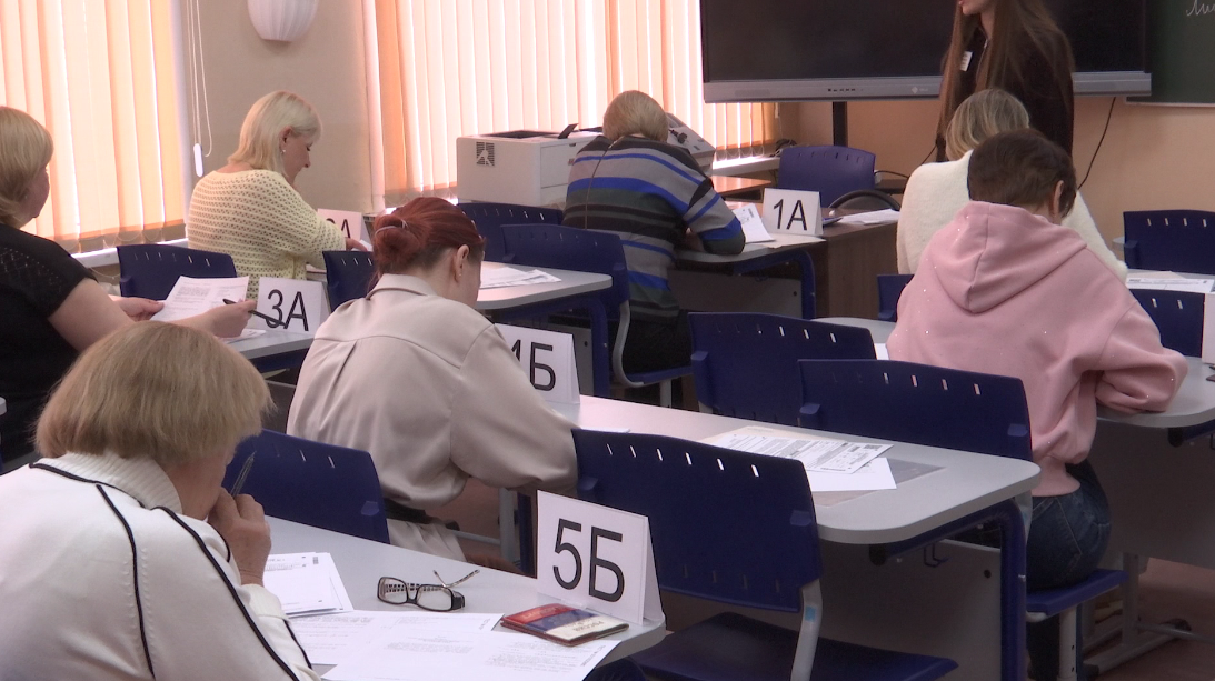 Родители муромских школьников пишут пробный ЕГЭ по русскому языку в школе № 8