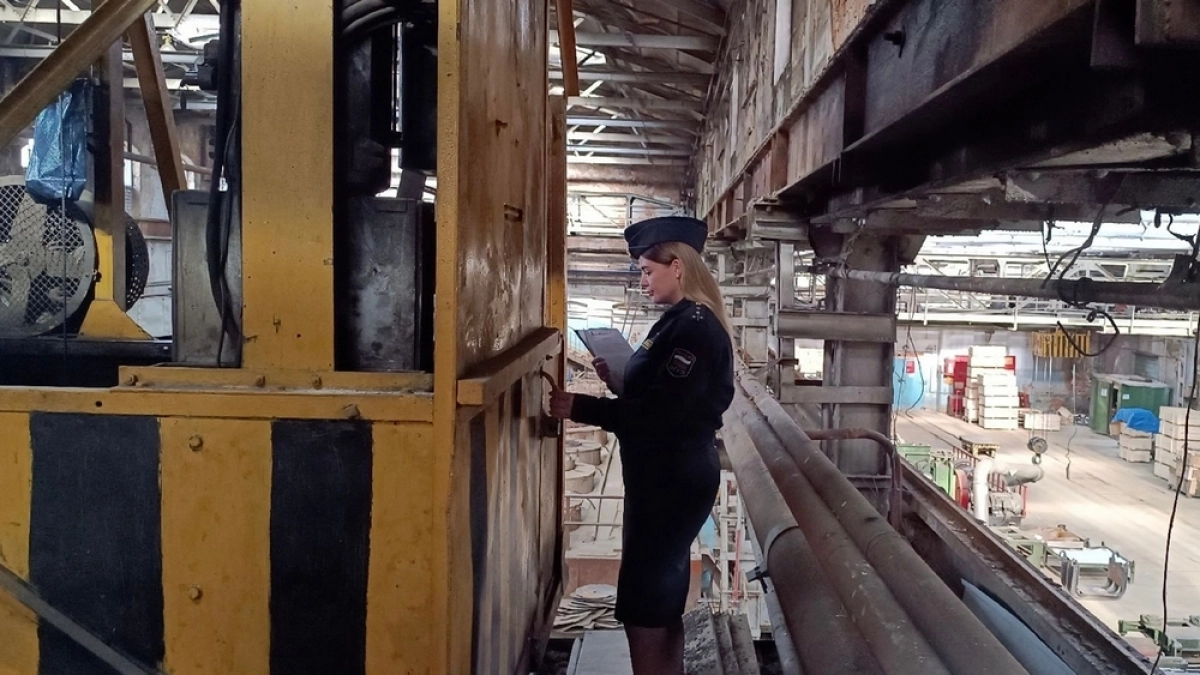 Судебные приставы приостановили работу завода цветных металлов в Кольчугине