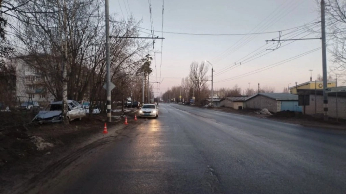 ДТП в Коврове: ВАЗ-2114 врезался в дерево и столб ЛЭП